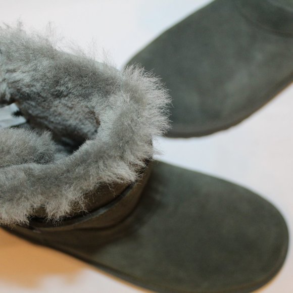 NEW UGG WOMEN'S CLASSIC‎ SHORT STRAP LOGO SUEDE SHEARLING LINED BOOTS FOREST - Picture 5 of 7